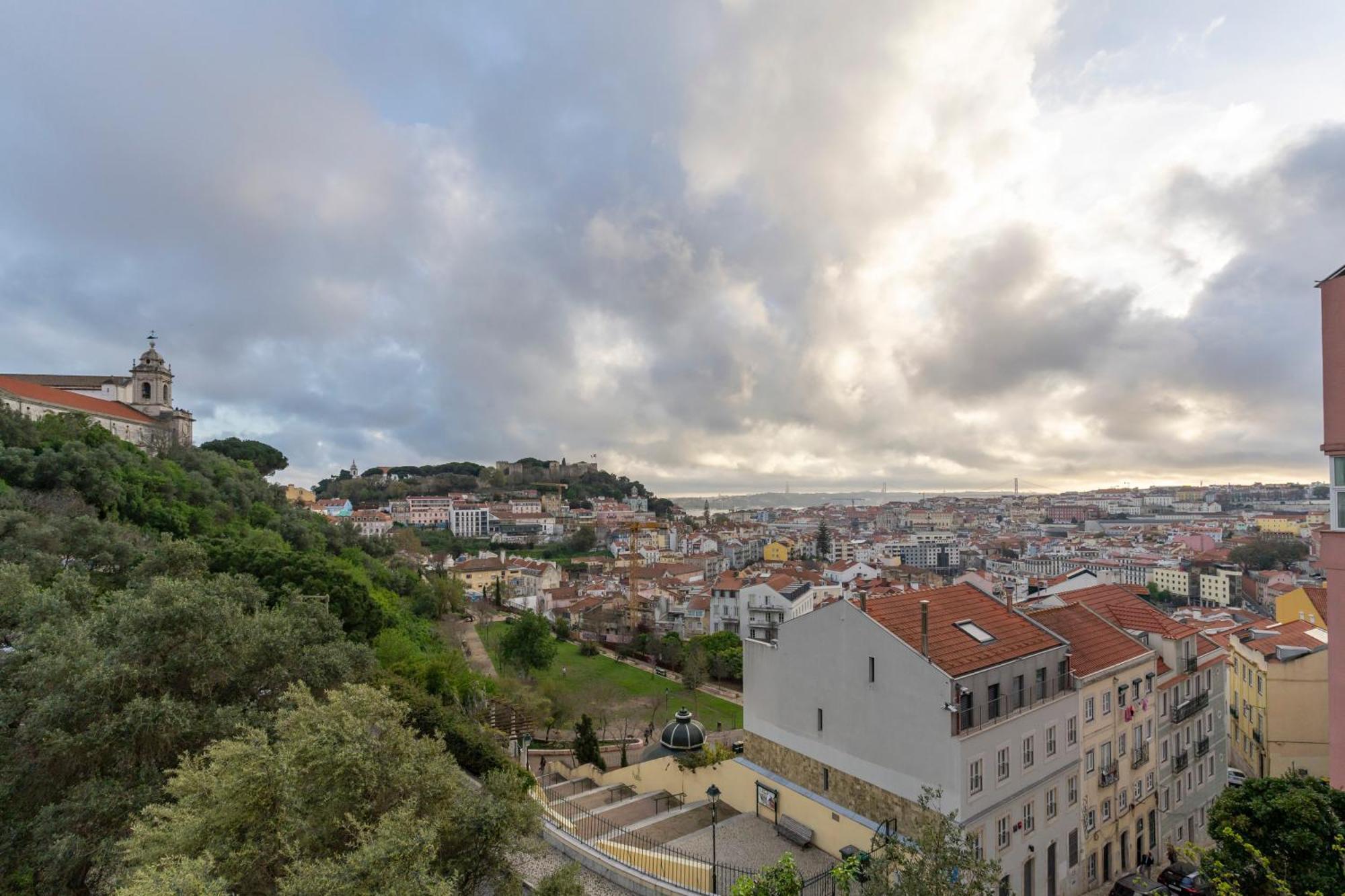 Appartamento Magnificent Flat With Spectacular Views In Graca Lisbona Esterno foto